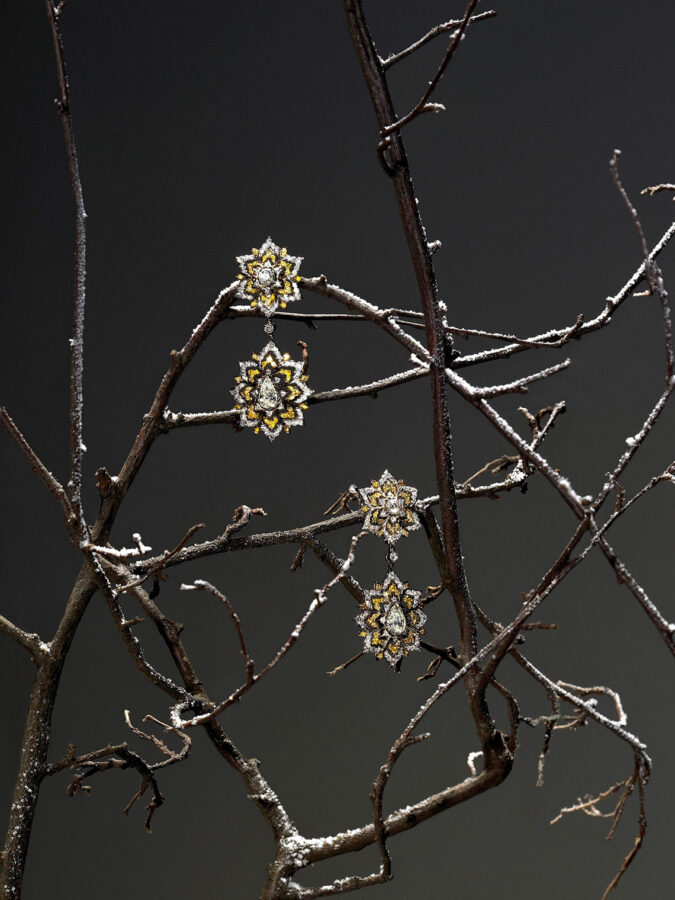 Boucles d'oreilles en or gravé, pavées de diamants