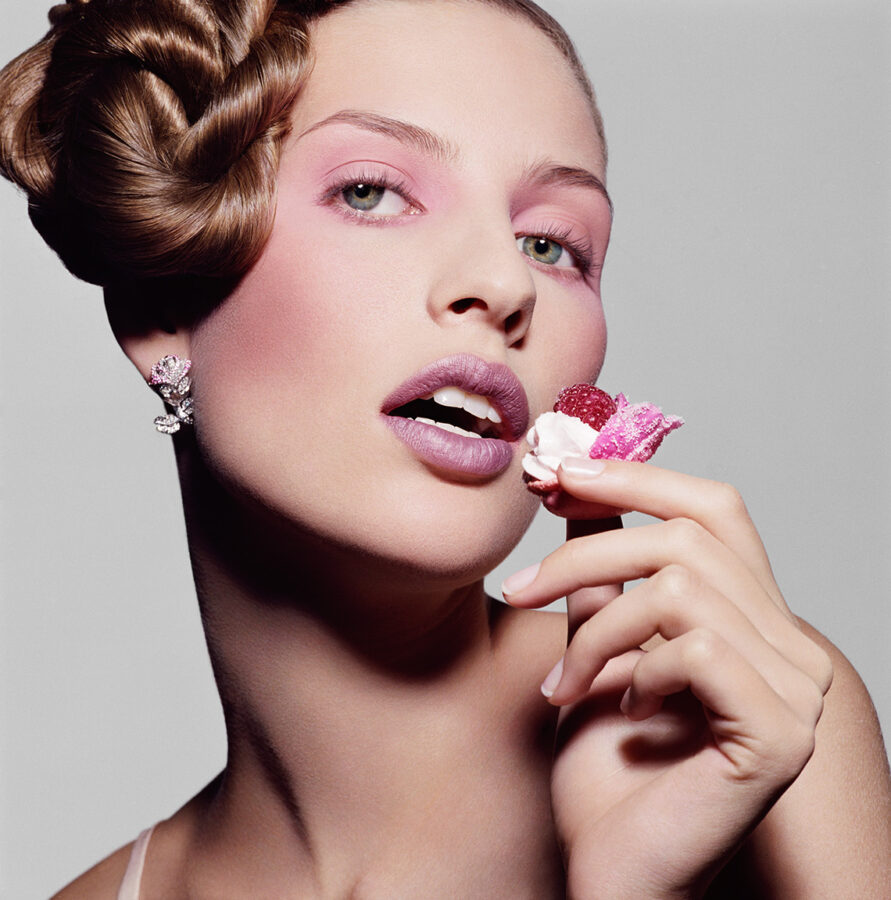 Bijoux et maquillage rose doux