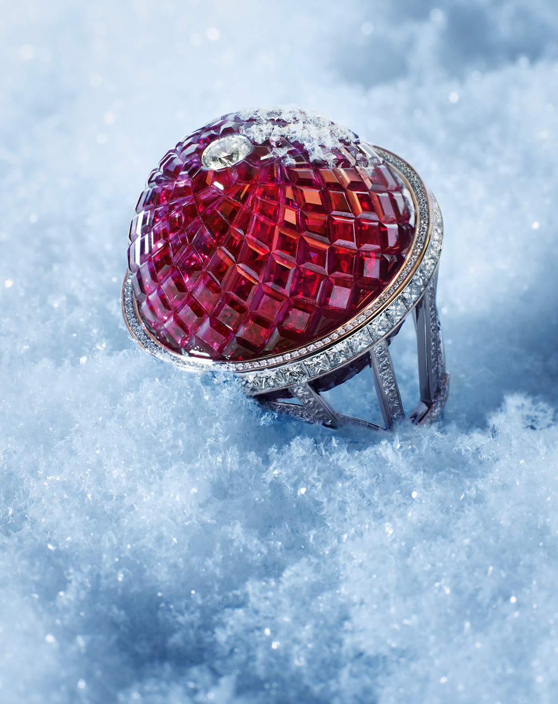 Prouesse joaillière bague en serti mystérieux or blanc rubis et diamants