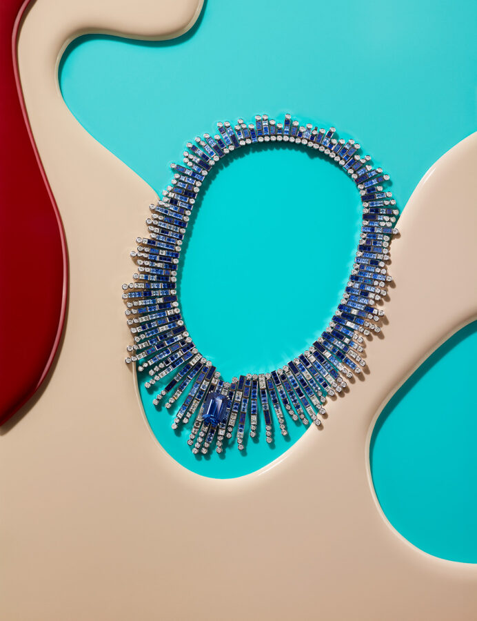 Haute joaillerie collier serti de saphirs bleus d'opales noires et diamants
