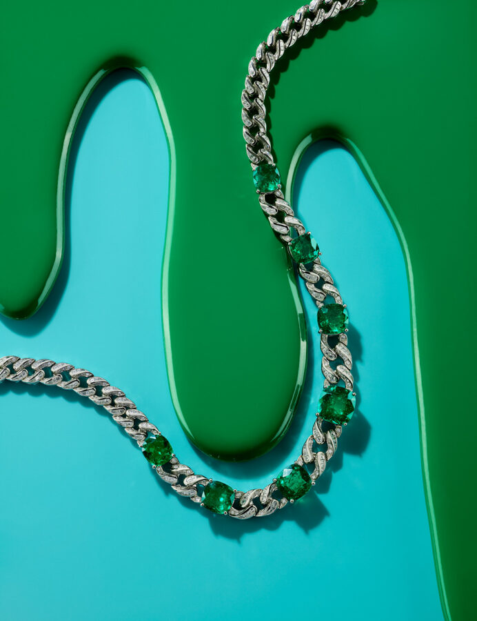 Haute joaillerie collier en platine serti d'émeraudes et de diamants